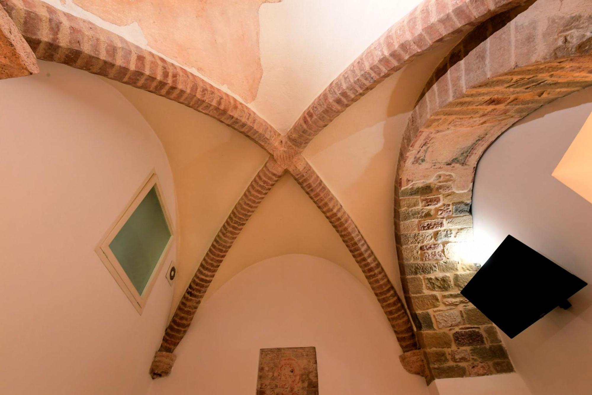 Little Italy Hostel Ex Chiesa S Donato بيرودجا المظهر الخارجي الصورة