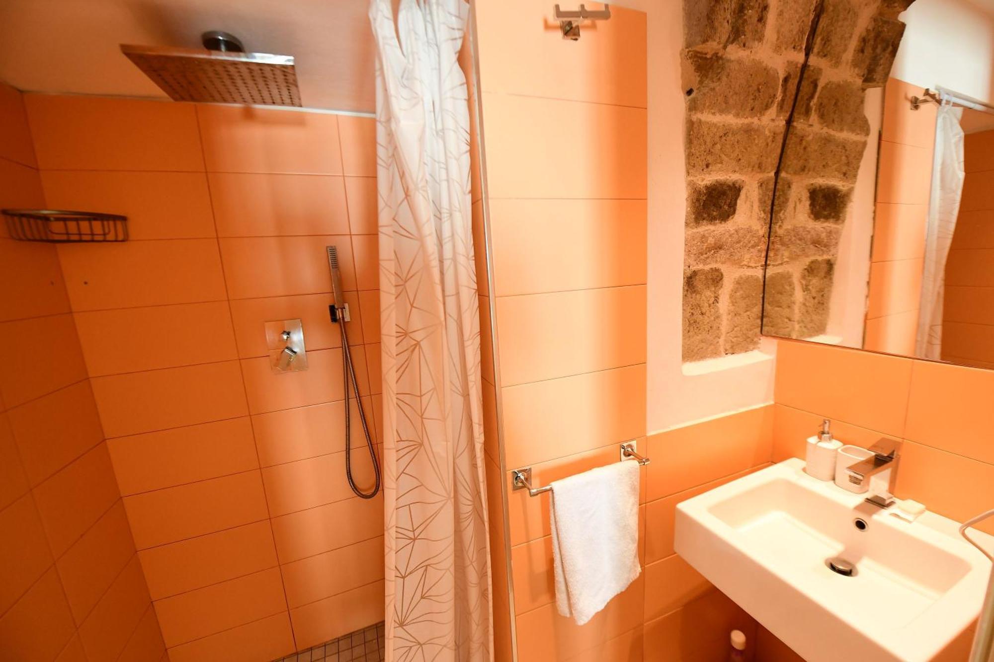 Little Italy Hostel Ex Chiesa S Donato بيرودجا المظهر الخارجي الصورة